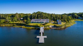 Sadaf Queen Bedroom and Ensuite - OCEAN BAY VIEW Luxury Guesthouse, Musquodoboit Harbour